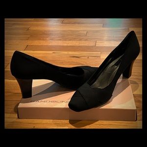 Bandolino Black fabric shoes 2 1/2” heel